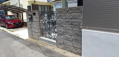 成田邸門扉.png