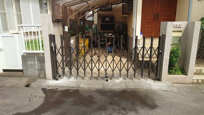 鈴木邸伸縮門扉完成.jpg
