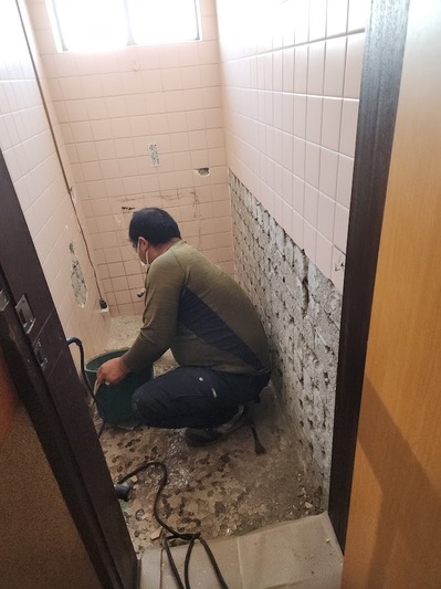 菊池邸4期トイレ解体.jpg