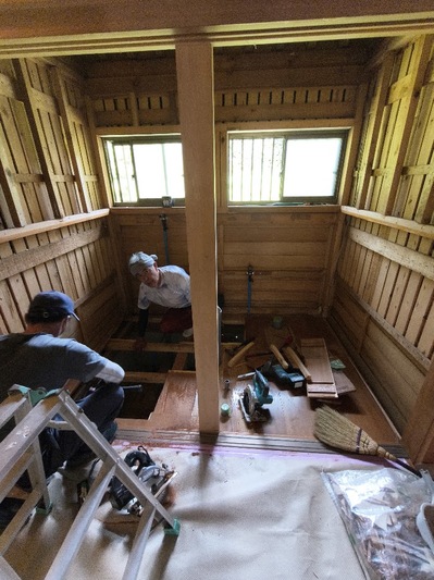 束も邸トイレ解体.jpg