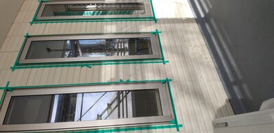 窓3つにマステープ.jpg