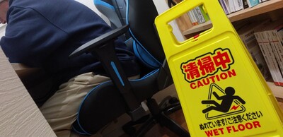 黄色いそうじ中.jpg